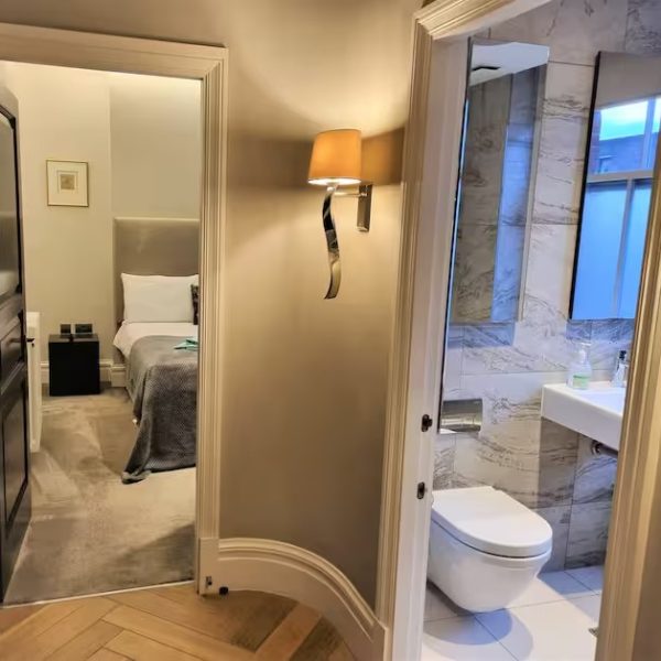 Modern and roomy apartment next to Opera house - Image 3